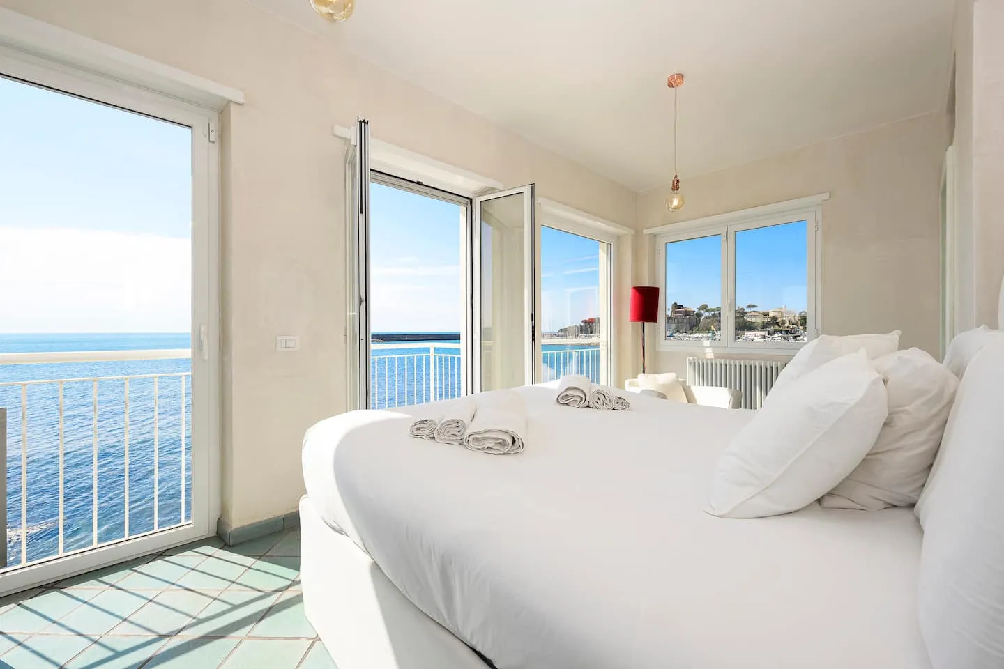 Camera da letto con vista mare